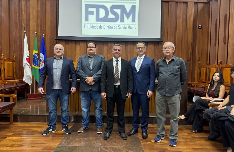 Lei Cidade Limpa é tema de discussão entre estudantes e especialistas na FDSM